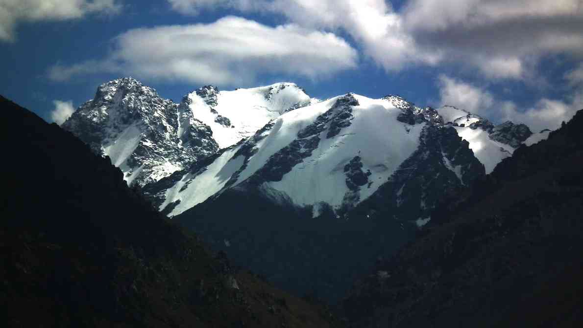 谁持彩练当空舞，五月天山倒春寒——新疆天山旅游推荐