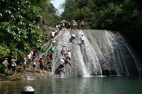 <冠岩-古东瀑布1日游>阳朔出发，爬山戏水，穿岩钻洞（当地游）